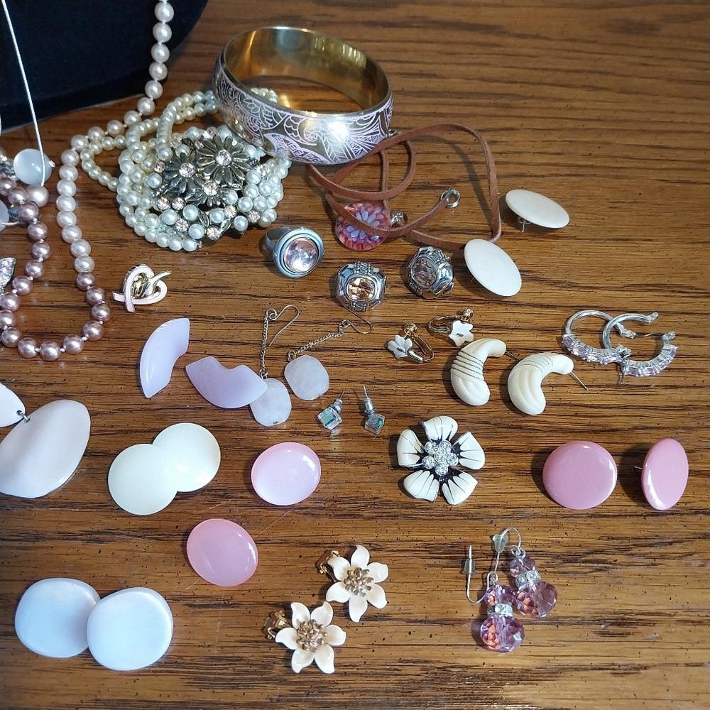 Vintage Pink Jewelry Lot  - Elegant Storage Box - Picture 7 of 11
